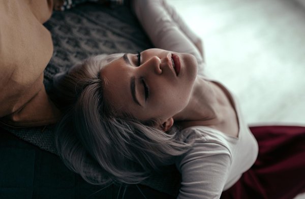 Красивая блондинка модель Саша Сергеева в элегантном образе