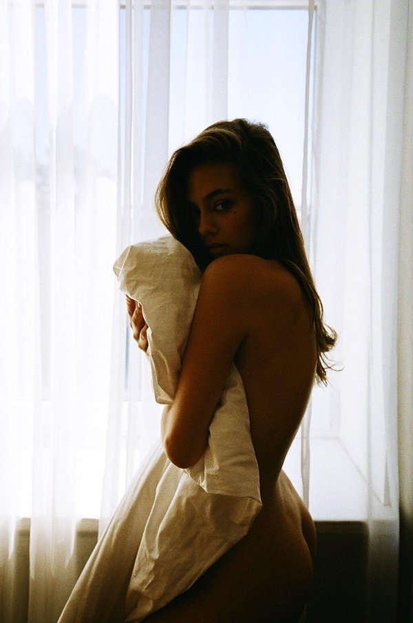 Красивая модель Alexandra Moskaleva в соблазнительной ню фотосессии