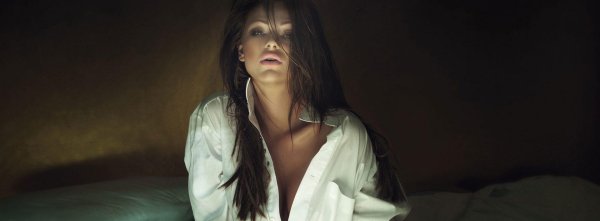Девушка в белой рубашке, Фотосессия в белой рубашке для девушек, Брюнетка