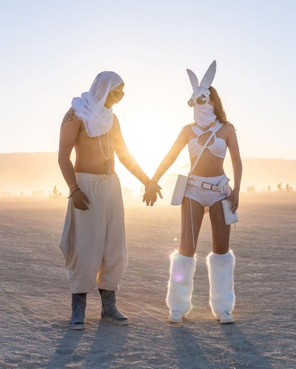 Саша Спилберг модель на фестивале Burning Man в невадской пустыне