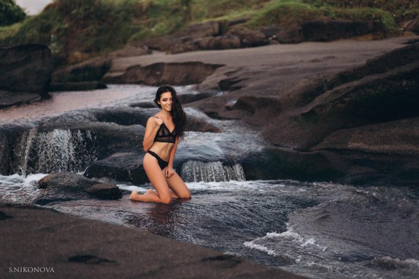 Брюнетка в фотосессии у водопада