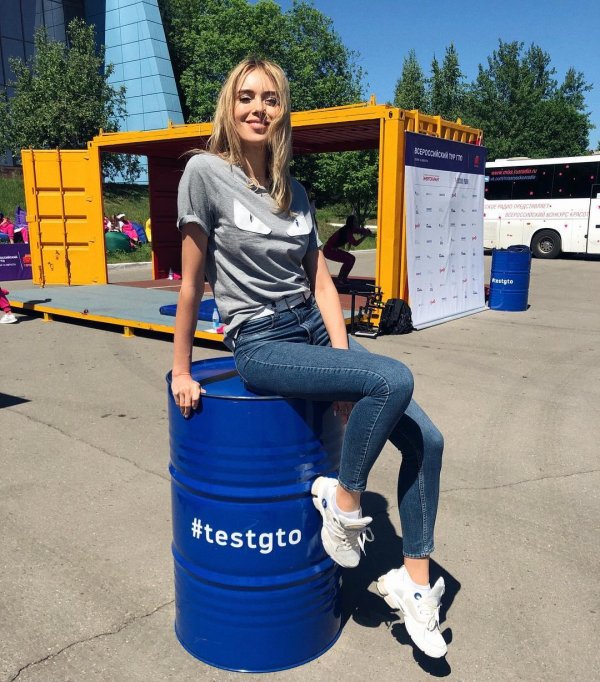 Ксения Сухинова с Натальей Рудовой в эротической позе