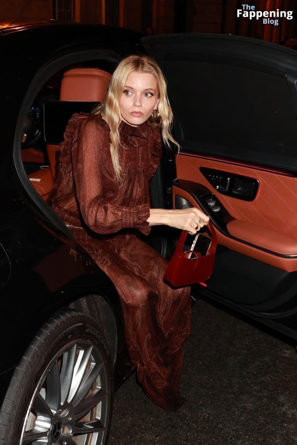 Эбби Ли на Paris Fashion Week с обнаженной модной красотой и грацией