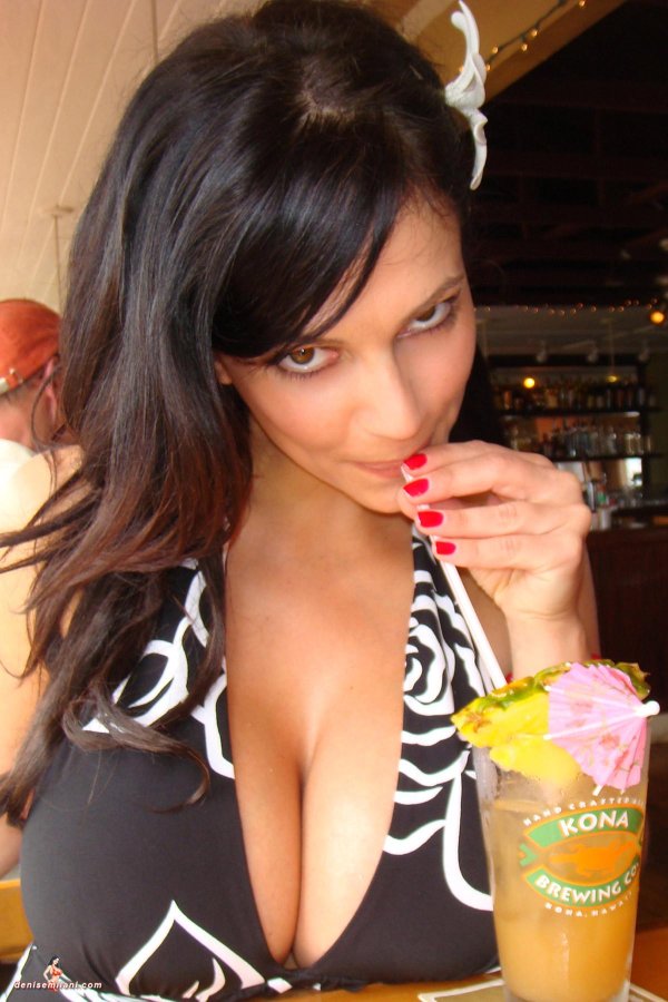 Denise milani florida, Denise milani sexy, Denise milani официантка