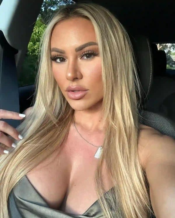 Kindly myers, Киндли майерс, Девушка
