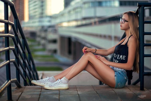 Девушка в шортах