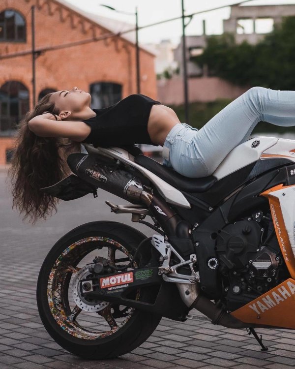 Девушка на мотоцикл, Девушка на спортивном мотоцикле, Байкерша на мотоцикле