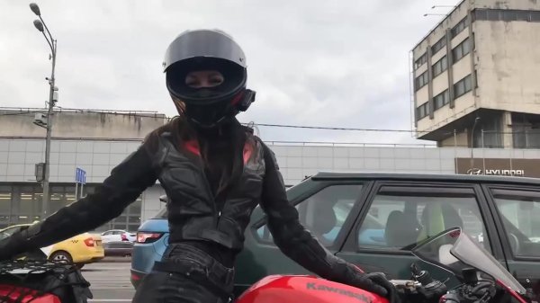 Таня озолина байкерша, Мототаня девушка на мотоцикле, Байкерша в пробке танцует