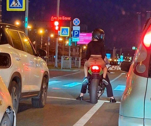 Девушка на мотоцикле, Девушки в стрингах на мотоциклах, В стрингах на мотоцикле
