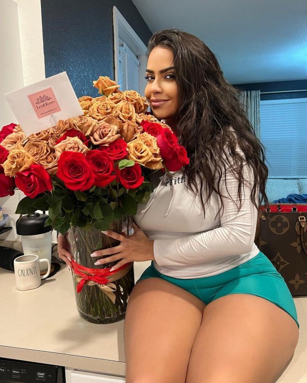 Jessenia rebecca, Jessenia rebecca rebeccajlive, С пышными формами