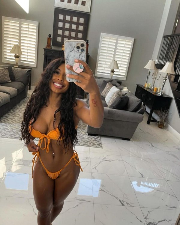 Qimmah russo, Qimmah russo onlyfans, Певицы в купальниках