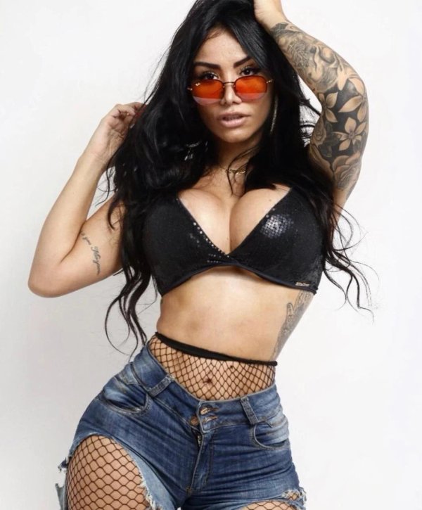 Yasmin Santos с татуировками