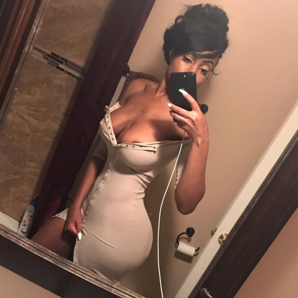 Очаровательная Brandi Sheri в облегающем платье