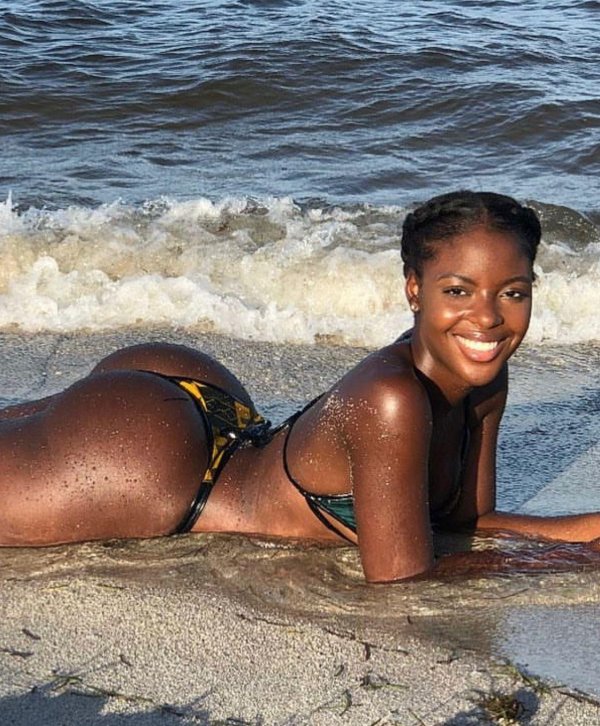 Негритянка на пляже, Темнокожие девушки в купальниках, Bria myles