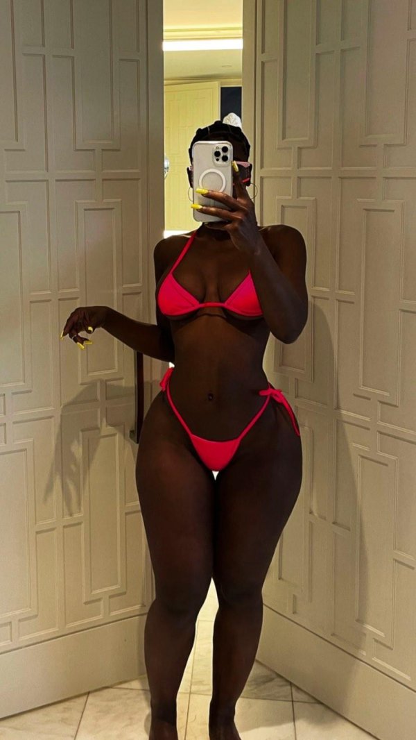 Голая Bria Myles показывает соблазнительное тело