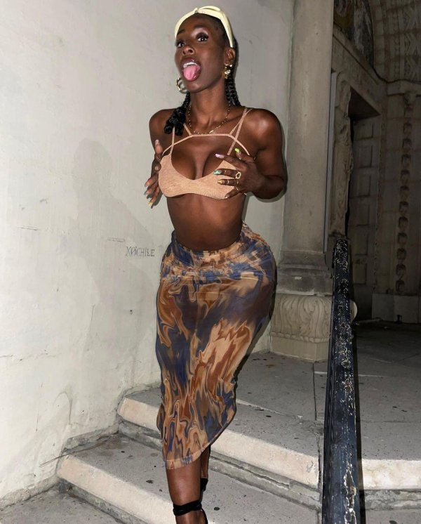Bria myles, Чернокожая красотка, Девушка