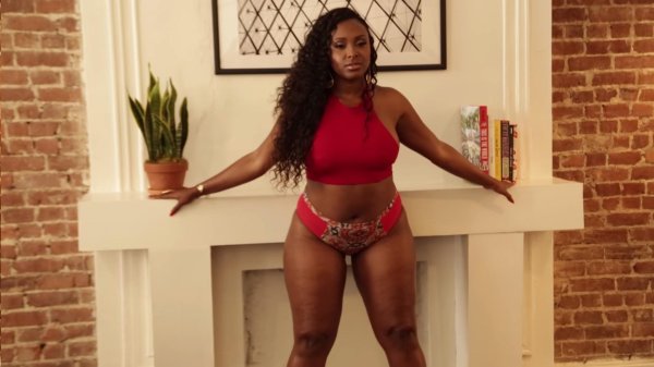 Пышная соблазнительная женщина Briana Bette в купальнике
