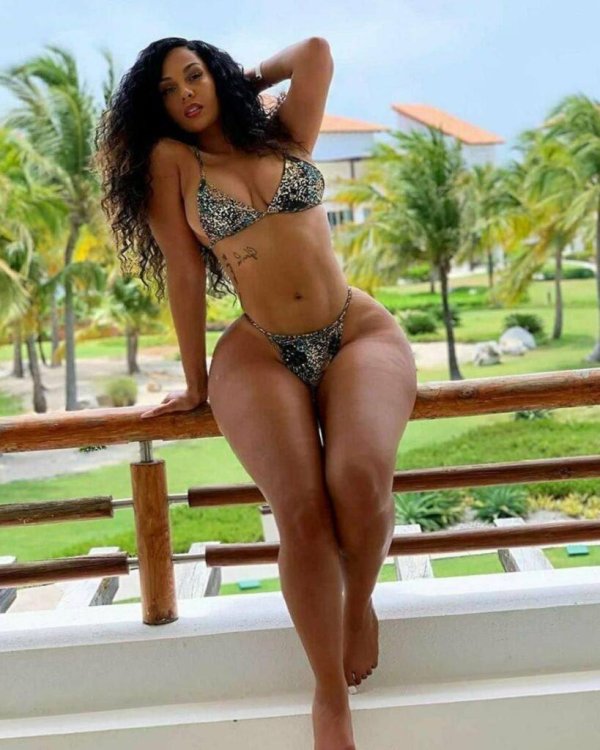 Девушка Naomi Banks с широкими соблазнительными бедрами