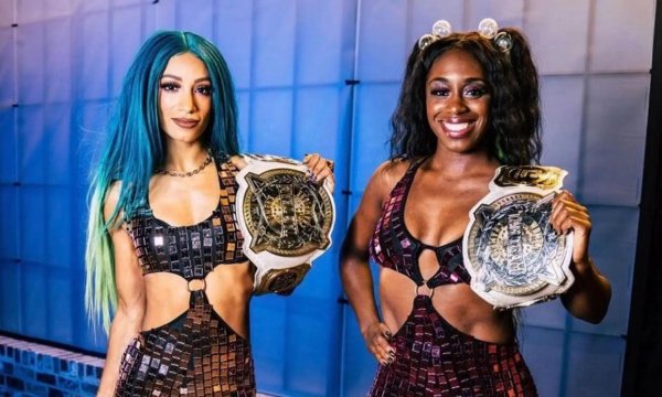 WWE модели Sasha Banks и Naomi в горячих соблазнительных позах