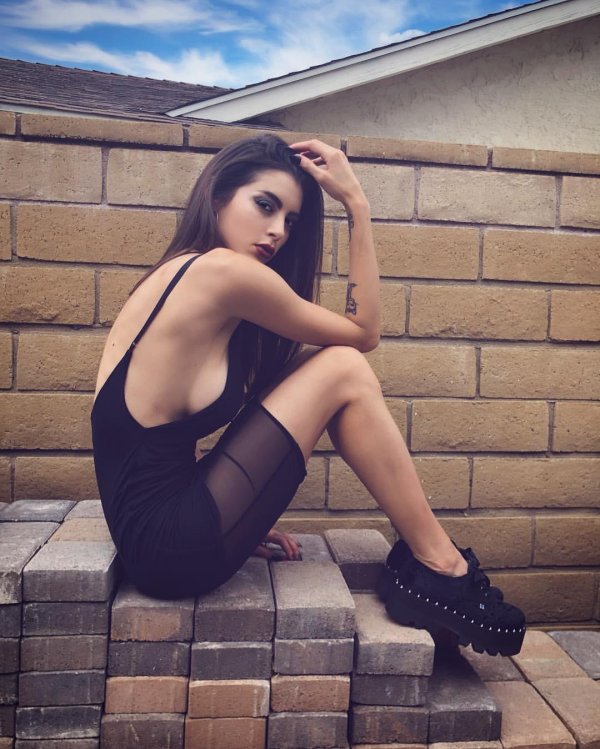 Завораживающая брюнетка Leeanna Vamp на съемке