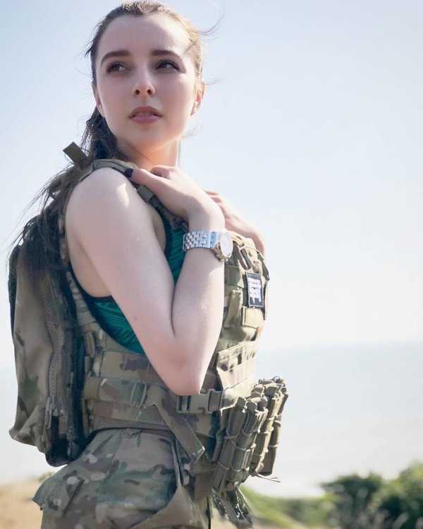 Елена делигиоз, Елена делигиоз в военной форме, Девушка военной форме