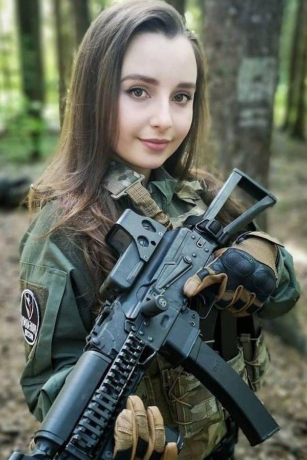 Елена делигиоз страйкбол, Елена делигиоз, Елена делигиоз в военной форме
