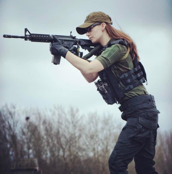 Елена делигиоз страйкбол, Елена делигиоз в военной форме, Женщина военная с оружием