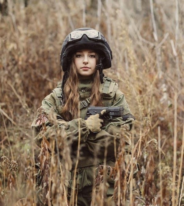 Елена делигиоз в военной форме хорошем качестве, Елена делигиоз в военной форме, Елена делигиоз страйкбол