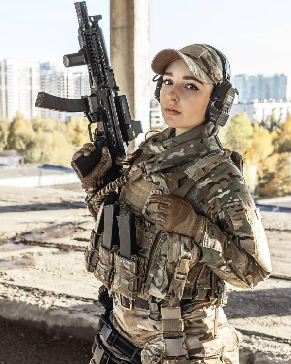 Елена делигиоз, Елена делигиоз в военной форме, Девушка военной форме