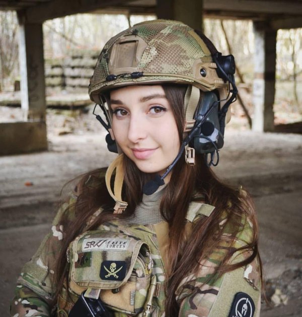Елена делигиоз страйкбол, Елена делигиоз в военной форме, Елена делигиоз