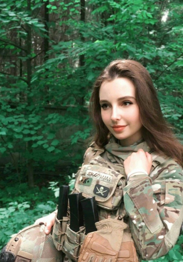 Елена делигиоз, Девушка, Елена делигиоз в военной форме
