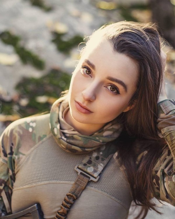 Елена делигиоз, Елена делигиоз в военной форме, Девушка