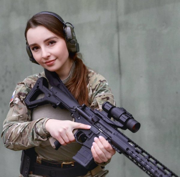 Елена делигиоз, Елена делигиоз страйкбол, Елена делигиоз в военной форме