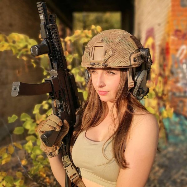 Елена делигиоз страйкбол, Елена делигиоз в военной форме, Елена делигиоз