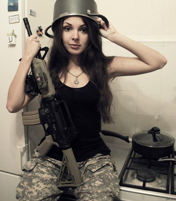 Елена делигиоз, Елена делигиоз страйкбол, Елена делигиоз в военной форме