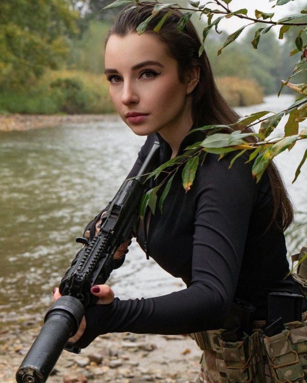Елена делигиоз, Девушка, Елена делигиоз в военной форме