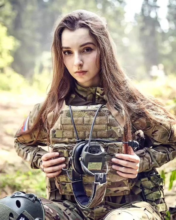 Елена делигиоз, Елена делигиоз в военной форме, Красивые девушки военные
